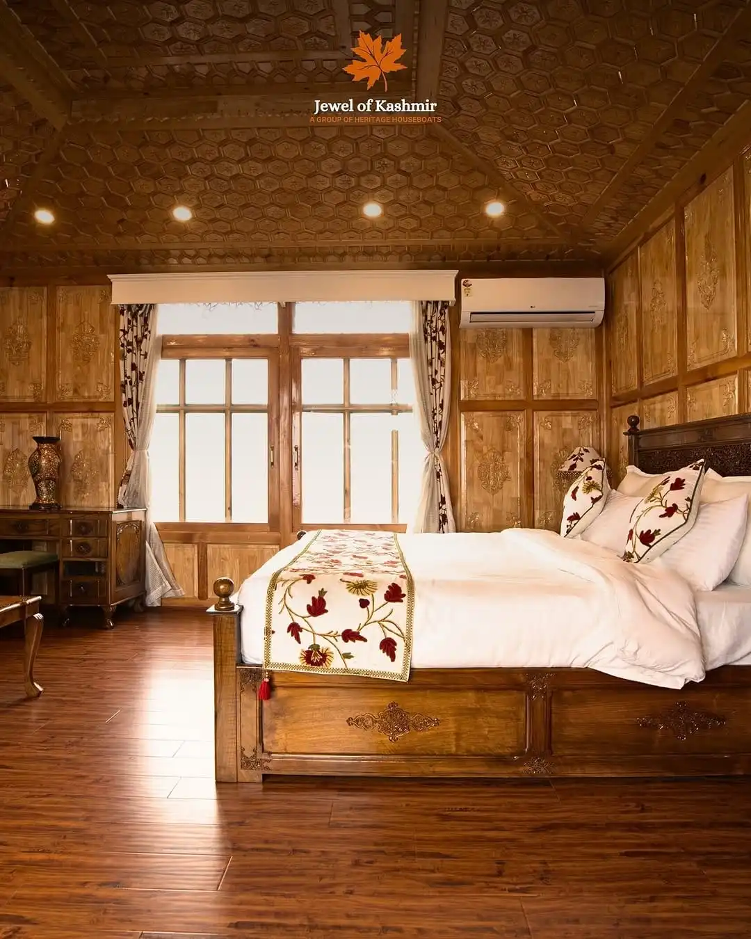 Image of Nigeen Suite houseboat